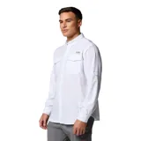 Camisa de manga larga Columbia, diseñada para actividades al aire libre y pesca. Presenta un diseño funcional con dos bolsillos frontales con solapa, cuello con cierre a presión, aberturas de ventilación y mangas enrollables con trabillas. Confeccionada con tecnología de repelencia avanzada Omni-Shield Blood 'n Guts y protección solar Omni-Shade.