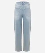 Pantalón baggy de jean en color azul claro, con cintura mediana, corte amplio y recto. Cuenta con bolsillos funcionales, trabillas para cinturón y cierre frontal con botón y cremallera.