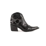 Bota tipo texana de caña baja, confeccionada en cuero natural con forro interior de cuero. Presenta un diseño clásico con taco cuadrado de 4,5 cm, punta ligeramente afinada y detalle de tira con hebilla metálica y estribo lateral.