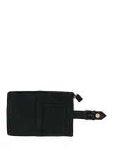 Billetera de cuero natural color negro, con diseño de solapa frontal decorada con una hebilla metálica. Cuenta con cierre de cremallera lateral, múltiples ranuras para tarjetas y tecnología RFID para protección de datos.