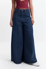 Pantalón de jean negro de tiro alto, corte oxford y pierna extra ancha.