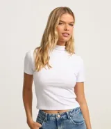 Blusa blanca de ribana, con cuello alto y mangas cortas.