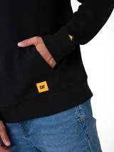 Buzo con capucha negro de corte clásico, confeccionado en tejido French Terry. Presenta estampado de la marca en el pecho, bolsillo tipo canguro frontal con etiqueta de logo, cordones ajustables a rayas amarillas y negras, y terminaciones en punto acanalado.