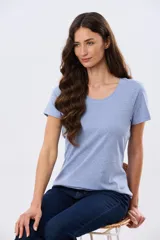Remera básica de algodón color negro, con cuello redondo y mangas cortas de corte clásico.