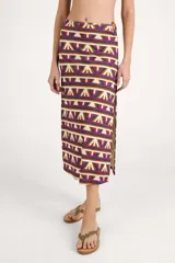 Falda larga de licra con diseño estampado geométrico multicolor, drapeado asimétrico y detalle de argolla en la cintura.