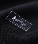 Buzo con capucha de corte boxy, confeccionado en tejido fleece. Presenta una estampa artística en la espalda que ilustra a un jugador de fútbol y firma bordada en el pecho.