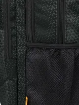 Mochila urbana Caterpillar modelo Bennett, color negro con estampado geométrico sutil. Cuenta con compartimento principal con cierre, bolsillo frontal con cierre, bolsillo lateral de red y logo de la marca en el frente.