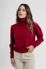 Polera de tejido de punto color negro, con cuello tortuga alto y puños y ruedo acanalados.