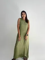 Vestido negro largo de tela satinada, sin mangas y con cuello redondo.