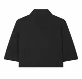 Chaqueta negra de corte cropped con cuello alto estructurado y mangas 3/4. Presenta un diseño de cierre cruzado con botones y bolsillos decorativos, con un calce recto y forro interior.