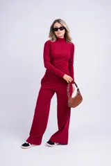 Pantalón palazzo blanco de corte amplio con cintura elástica.