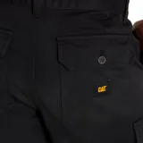 Short cargo color negro con bolsillos laterales utilitarios, bolsillos traseros con solapa y cierre de bragueta con cremallera y botón.