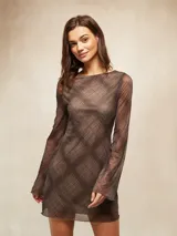 Vestido corto de manga larga, color marrón oscuro, con cuello redondo y estampado a cuadros en tonos más claros. El tejido es semitransparente.