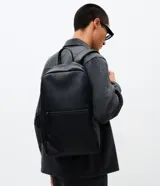 Mochila de estilo business confeccionada en poliuretano reciclado, con diseño minimalista y liso. Cuenta con un compartimento principal con cierre de cremallera y un bolsillo frontal adicional con cierre.