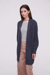 Saco abierto de punto, color gris claro, con diseño holgado y mangas largas.