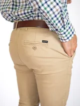 Pantalón chino azul marino de gabardina, corte slim fit, con bolsillos laterales y traseros.