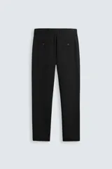 Pantalón chino de corte slim fit, confeccionado en tejido elástico. Presenta bolsillos frontales, bolsillos traseros de vivo con botón y cierre frontal con cremallera y botón.