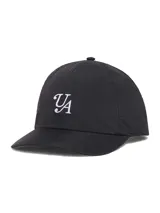 Gorra tipo snapback de nailon color negro, con diseño de media corona y panel frontal sin estructura. Presenta el logo de la marca bordado en color blanco en la parte frontal y cierre ajustable con broche en la parte posterior.