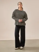 Buzo de manga larga a rayas horizontales color beige y blanco.