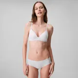 Sujetador Calvin Klein modelo Perfectly Fit, diseñado sin aros con copas de espuma elástica y acabado en microfibra suave. Presenta tirantes ajustables multiposición y cierre de corchetes en la espalda.