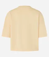 Remera color crema de corte cuadrado y mangas cortas, confeccionada en algodón.