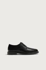 Zapato de vestir tipo derby en color negro, con parte superior lisa, horma redonda, cordones al tono y suela con ligero tacón.