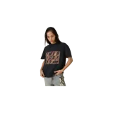 Remera oversize negra de Eme Studios, con cuello redondo y mangas cortas. Presenta un estampado frontal en el pecho con bloques de diseño camuflado en tonos marrones y letras negras que forman la palabra "Eme Studios".