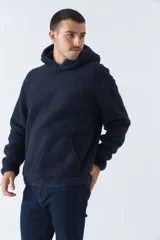 Canguro de sherpa polar azul marino con capucha, bolsillo tipo canguro y logo de goma.