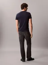 Remera de manga corta Calvin Klein con corte slim, cuello redondo y logo bordado en el pecho. Confeccionada en algodón elástico para un ajuste cómodo y entallado.