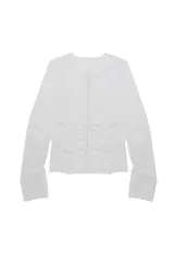 Blusa blanca de manga larga con escote redondo, cierre frontal oculto y detalles de frunces laterales en el cuerpo.