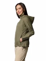 Campera cortaviento Columbia modelo Switchback IV Jacket con tecnología Omni-Shield, color verde militar, con capucha ajustable, cierre frontal y bolsillos laterales con cierre.