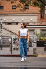 Pantalón cargo azul con bolsillos laterales y cordón ajustable en la cintura.