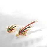 Par de aros dorados con forma de abanico, con pasante y fru fru, cubiertos de cristales de colores.