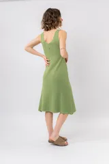 Vestido midi color crudo, de tejido acanalado, con escote en V y corte al cuerpo.