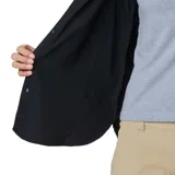 Camisa de manga larga Columbia, modelo Silver Ridge Utility, color negro. Presenta cuello clásico, cierre frontal con botones, dos bolsillos frontales en el pecho y paneles de ventilación. Confeccionada en tejido técnico hidroabsorbente con protección solar.