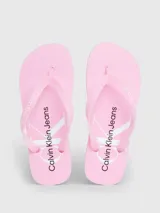 Ojotas de playa rosadas marca Calvin Klein Jeans, con logo estampado en la tira.