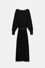 Vestido midi de punto en color negro, con cuello barco y mangas largas con sisa ancha. Presenta una cintura entallada con un cinturón fino incorporado con hebilla metálica dorada.