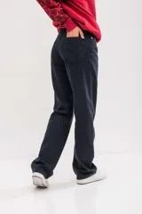 Pantalón de jean con estampado animal print de leopardo en tonos marrones y negros, de corte recto y tiro alto.