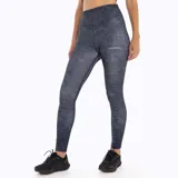 Calza deportiva de tiro medio con estampado camuflado en tonos azules y grises. Presenta un ajuste ceñido al cuerpo, costuras reforzadas y el logo de la marca estampado en la pierna izquierda.