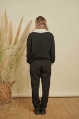 Pantalon de vestir negro de corte recto y tiro alto, con pinzas frontales y bolsillos laterales.