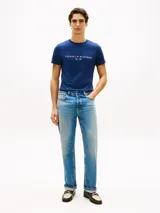 Remera Tommy Hilfiger de color azul, confeccionada en puro algodón, con cuello redondo y el logo de la marca bordado en el pecho.
