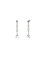 Aros colgantes de plata con diseño lineal que incorpora cristales facetados multicolor, una perla central y un dije de estrella en el extremo inferior.