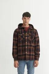 Sobrecamisa de franela gruesa a cuadros color marrón, azul y beige, con capucha forrada, bolsillos en el pecho con tapa, botones personalizados y calce holgado.