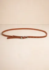 Cinturón fino color rojo de símil cuero con hebilla metálica irregular plateada.