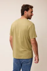 Remera básica de manga corta con cuello redondo y corte regular fit. Presenta un pequeño bordado en el pecho.
