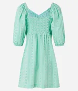 Vestido corto color verde agua con estampado floral blanco, escote corazón con lazo, mangas cortas abullonadas y botones frontales.