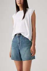 Short de jean celeste de tiro alto, corte holgado y largo a la rodilla.