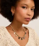 Conjunto de collar corto con colgantes circulares dorados y aros de aro martillados dorados.