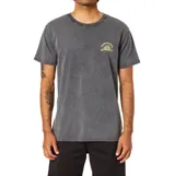 Remera Katin Sunny de color gris oscuro con efecto acid wash, corte clásico, manga corta y cuello redondo. Cuenta con un pequeño estampado frontal en el pecho.