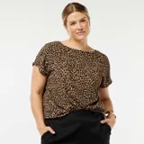 Camiseta de mangas cortas con estampado animal print de leopardo en tonos marrones y negros.